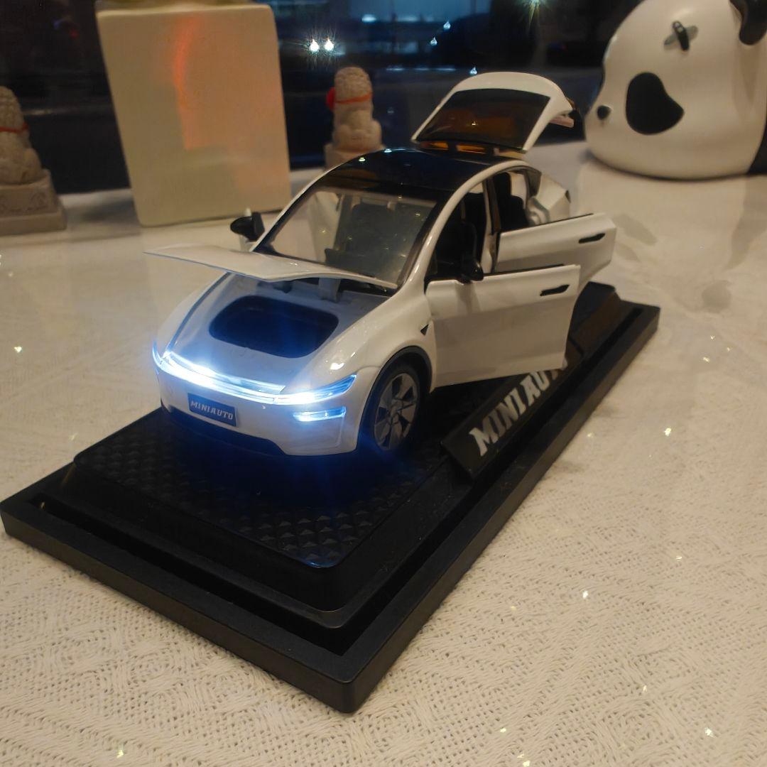 テスラ　Model Y　ロボタクシー　 ミニカー