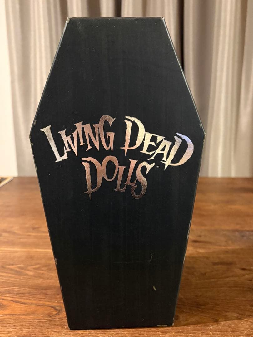 Living Dead Dolls Chloe コフィン型フィギュア