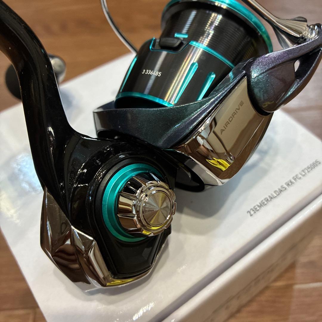 未使用　ダイワ　エメラルダス　RX FC LT2500S スピニングリール