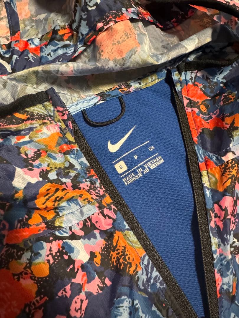 早い者勝ち！売り切り！　レア即売　NIKE ウィンドランナー S　花柄