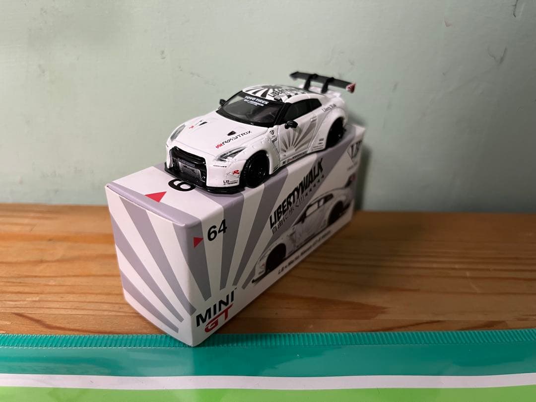 MINI GT リバティーウォーク　LBWK GT-R