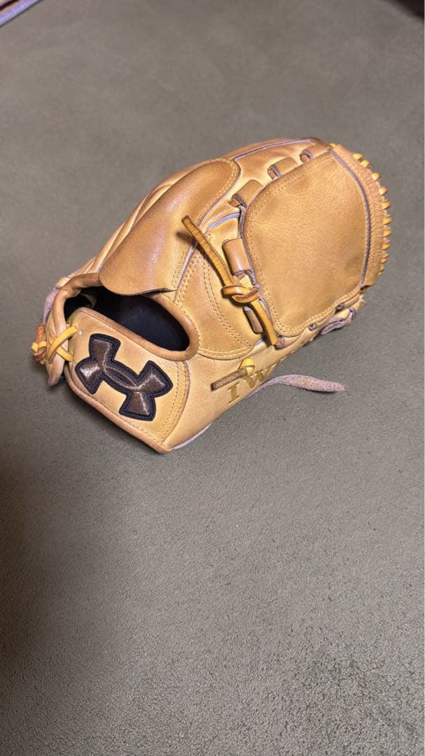 軟式　Under Armour イエローグローブ 右投げ　投手用