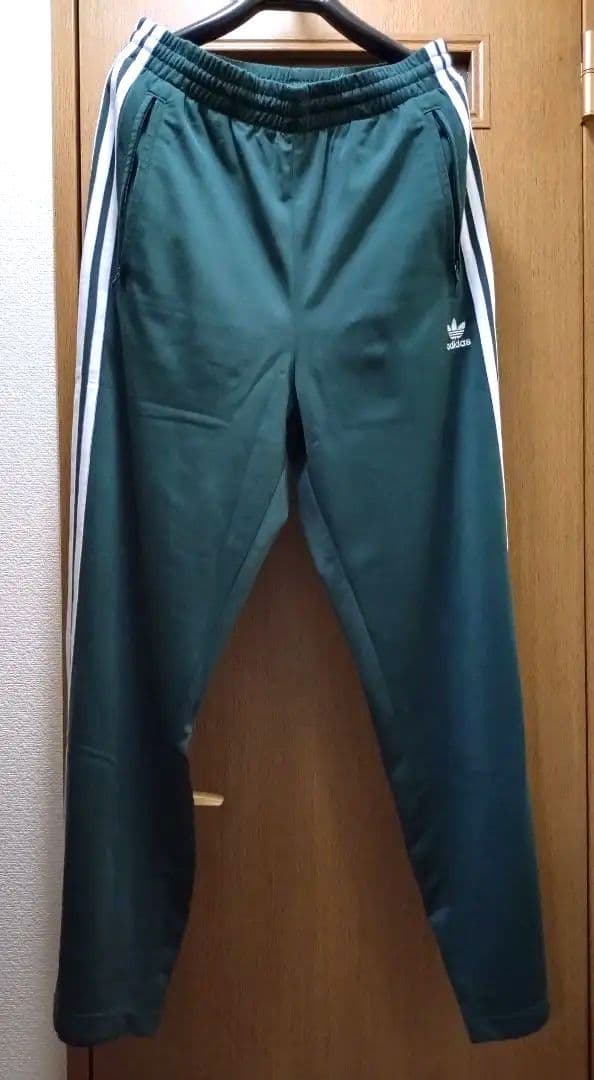 adidas グリーン トラックパンツ