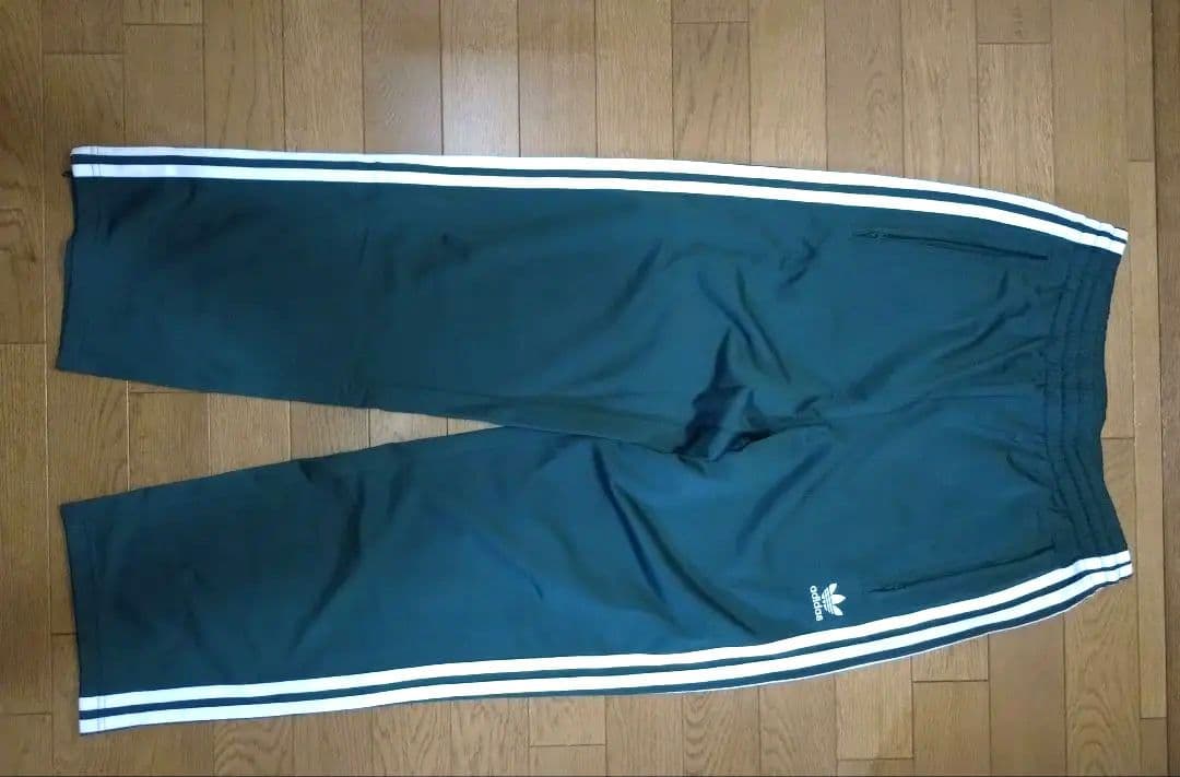 adidas グリーン トラックパンツ
