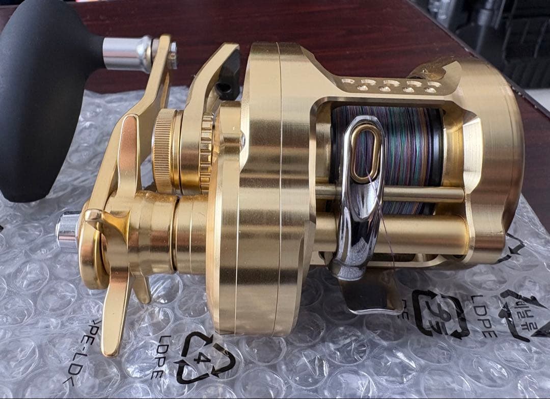 SHIMANO 22オシアコンクエスト300HG(右)