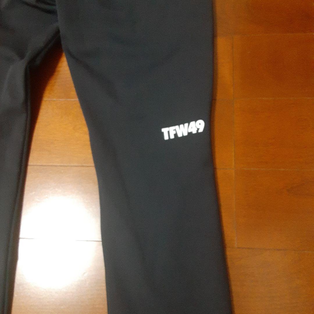美品　TFW49 ロゴ入り スリムフィットパンツ 黒