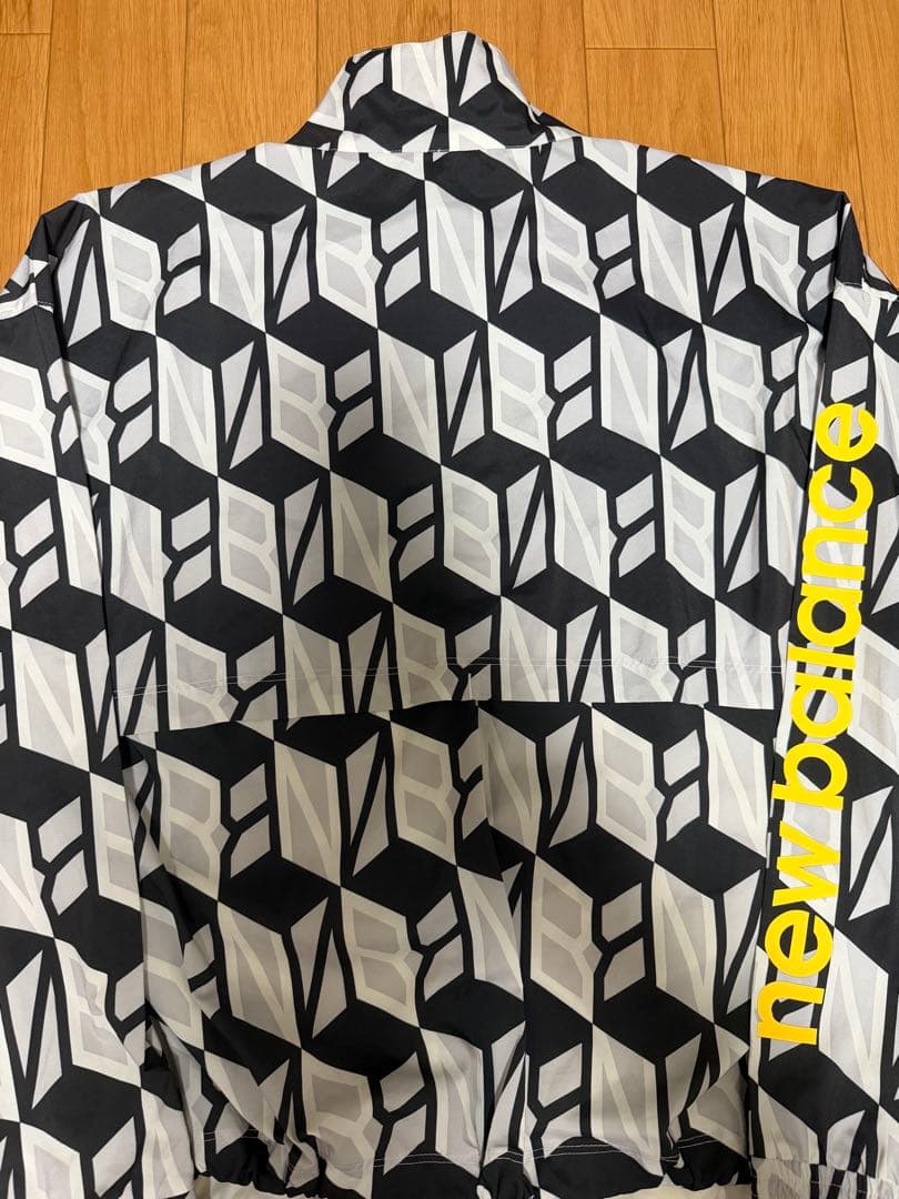 New Balance 幾何学模様 ウィンドブレーカー