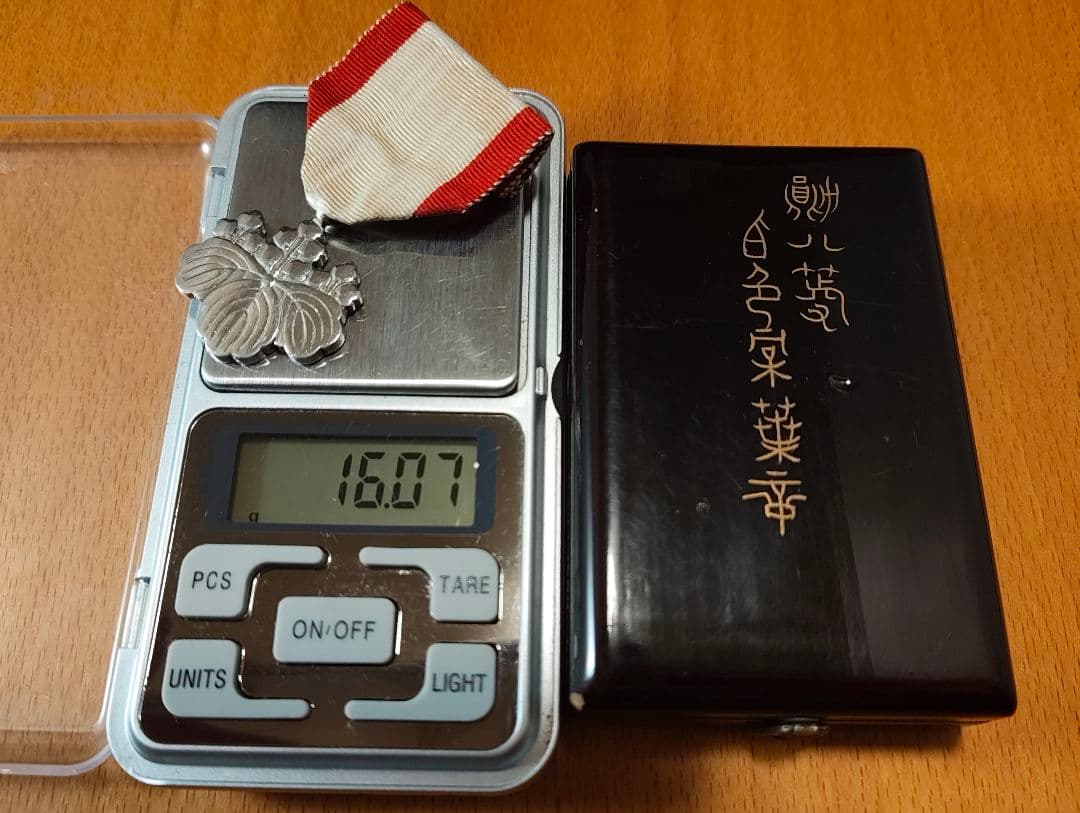 勲八等白色桐葉章 約16.0g 純銀 箱あり 旧勲章 銀製