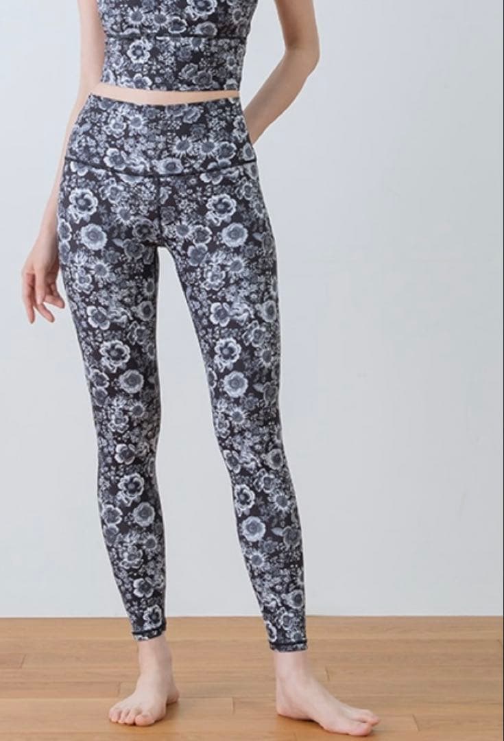 新品♡Lサイズ♡SUKALA ヨガウェア エンブロイダリー レギンス　モノトーン