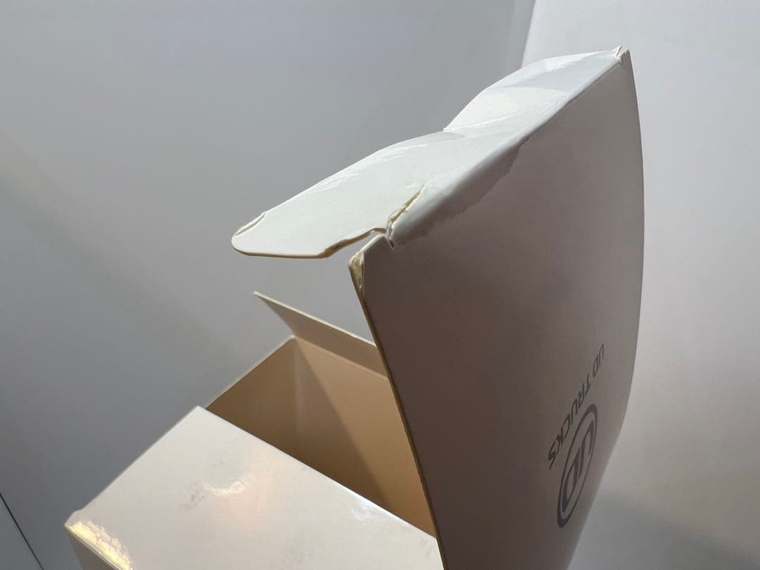 UDトラックス クオン 模型 大型トラック 精密モデル 箱あり スレ有　1/43