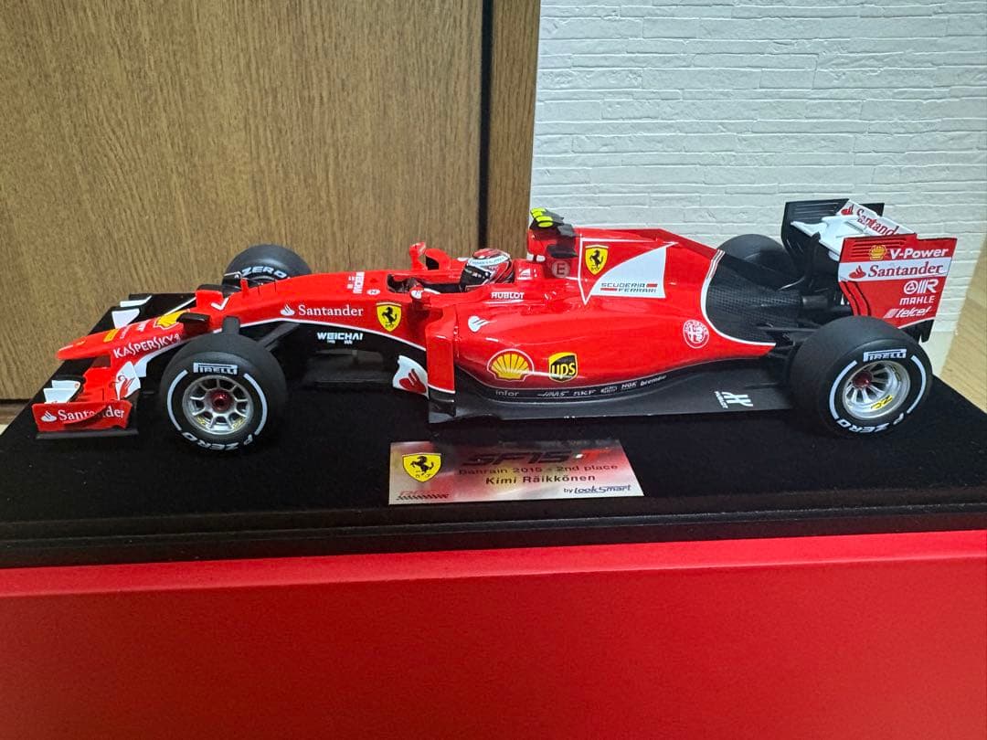 美品 1/18ルックスマートフェラーリSF15-T Kライコネン　バーレーンGP
