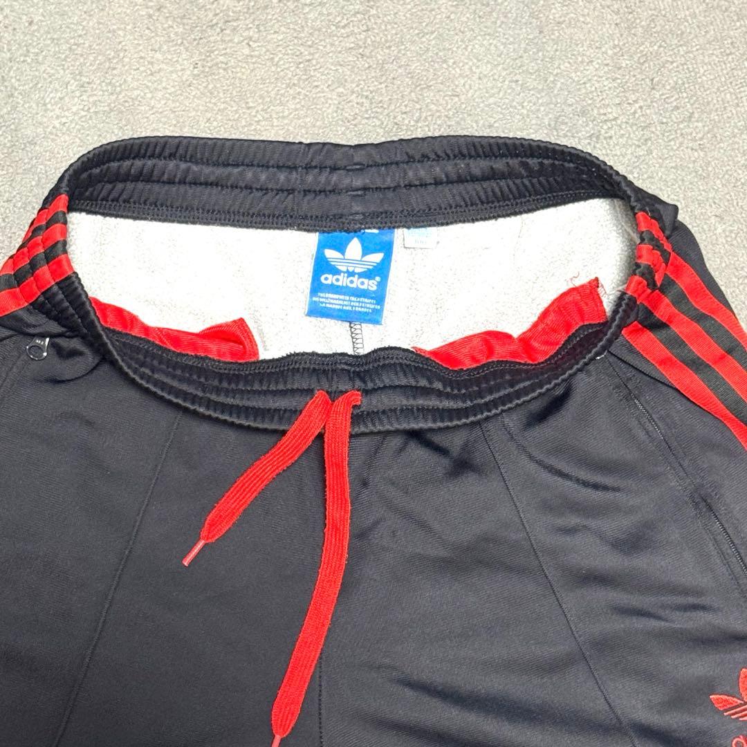 adidas アディダス　トラックパンツ　黒赤　トレフォイル　スリーストライプ