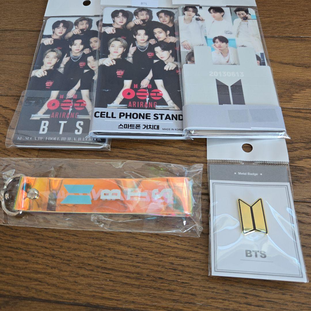 BTS スマホスタンド/3個 メタルピンバッジ/1個/キーホルダー/1個 貴重品