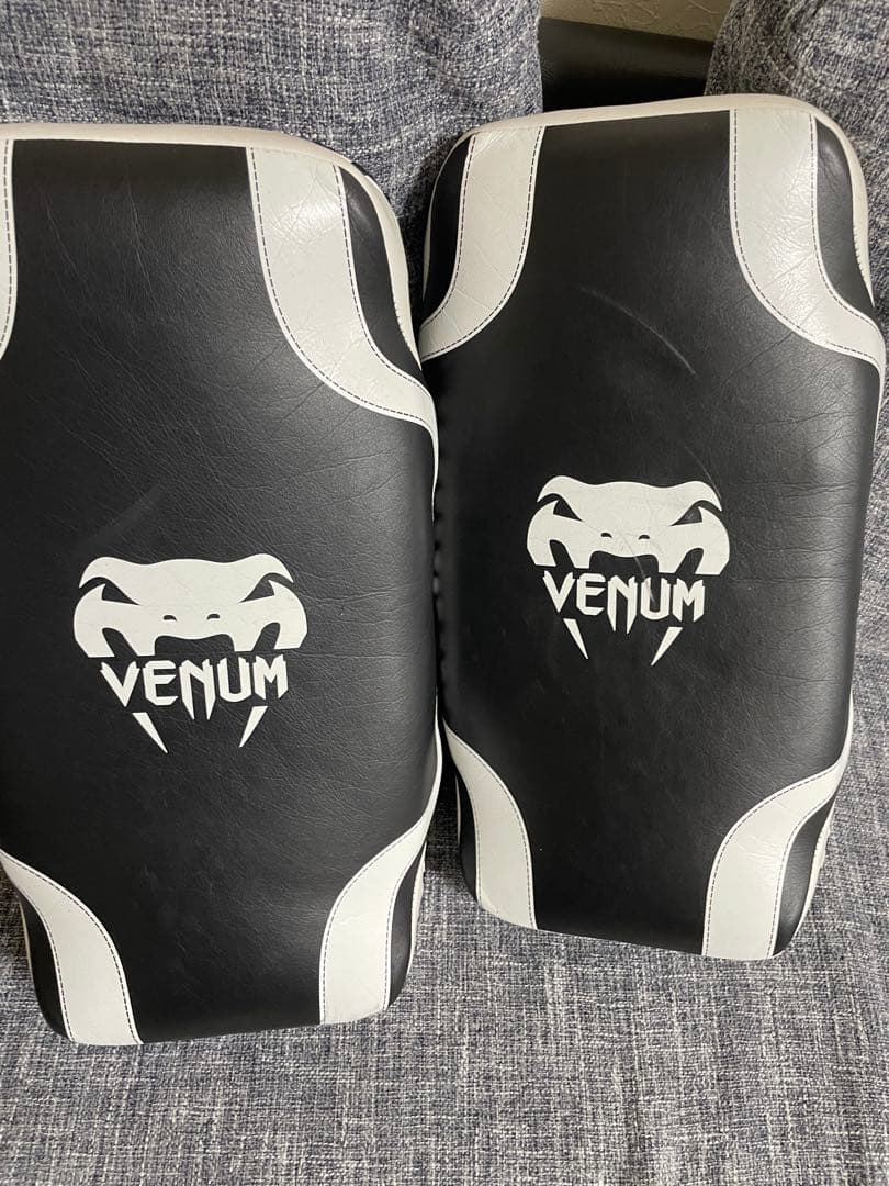Venum パンチングミット ホワイト/ブラック