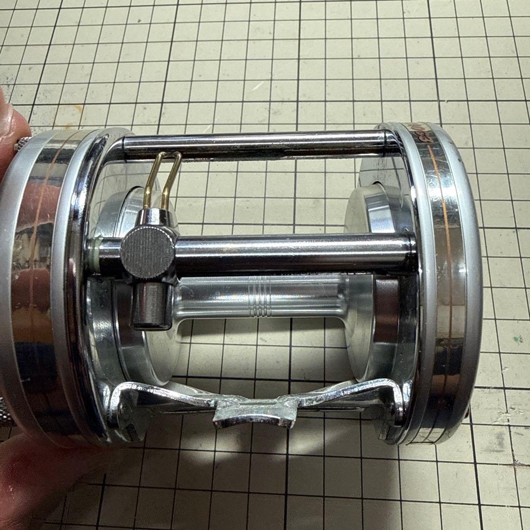 アブ　アンバサダー7000C3 スウェーデン製 シルバー 両軸リール