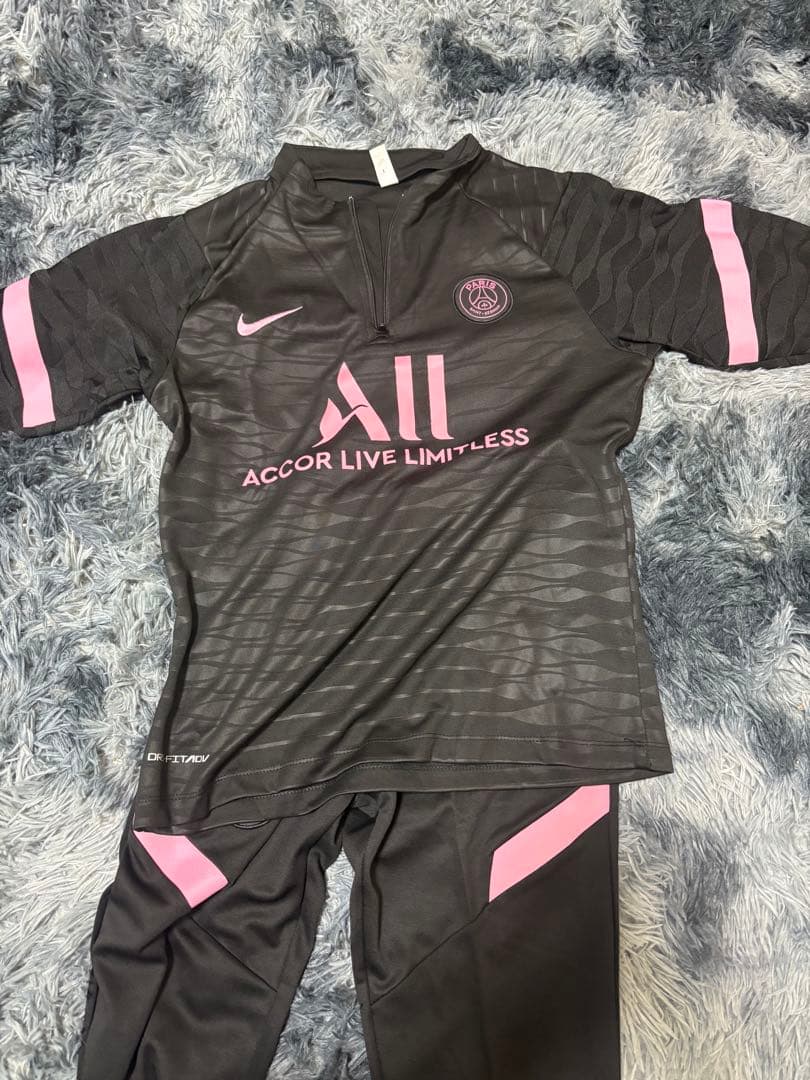 psgパリサンジェルマンドリルトップセットアップ黒とピンクのサッカー