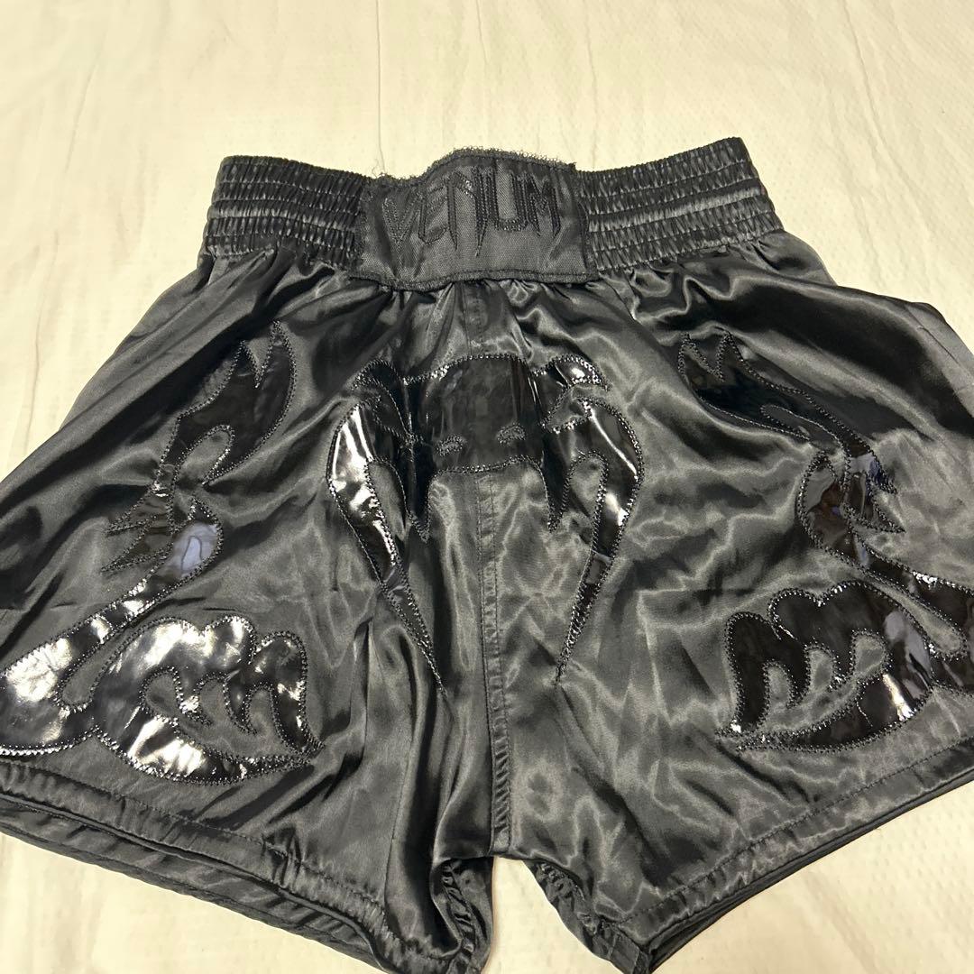 VENUM 黒 サテン キックパンツ　刺繍入り
