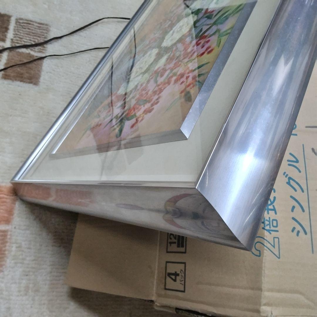 油絵P１０号。シックな花瓶に入った白いカーネーションと南天。ステンレス額縁付き