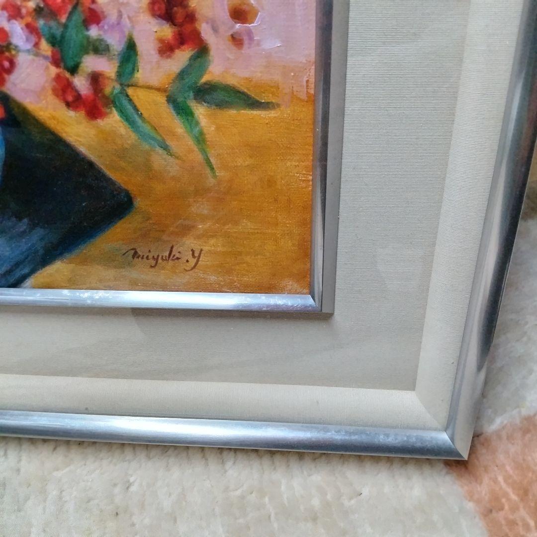 油絵P１０号。シックな花瓶に入った白いカーネーションと南天。ステンレス額縁付き