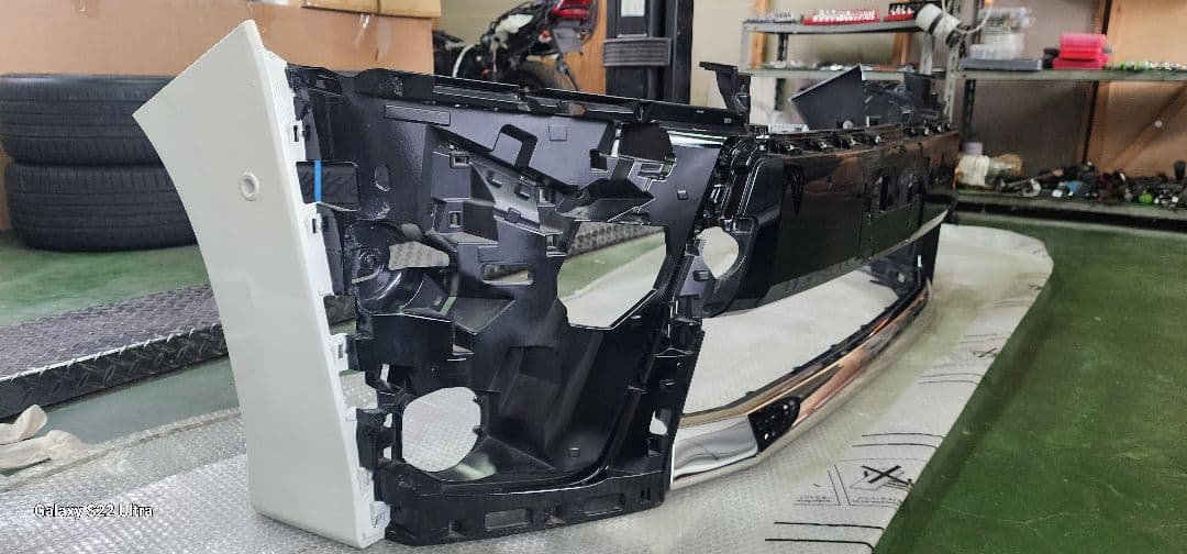 ヴェルファイア30後期純正フロントバンパー　カラー070　パールホワト