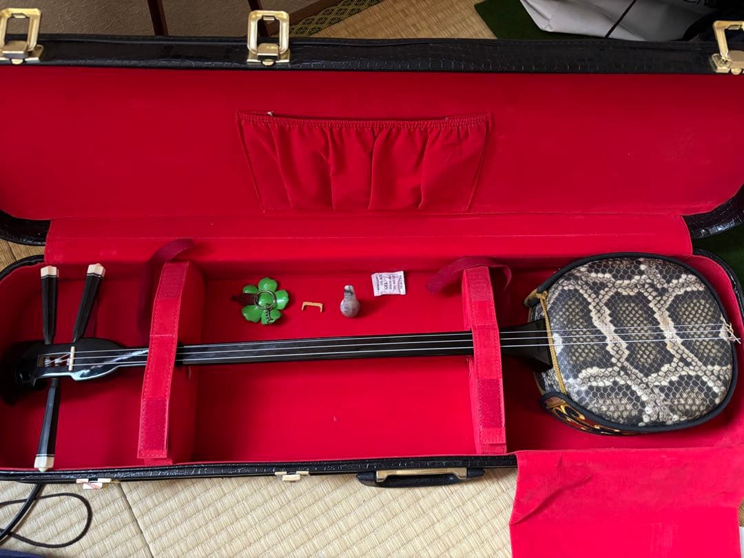 三線 沖縄　本体 ケース　付属品セット　人工皮　黒木？