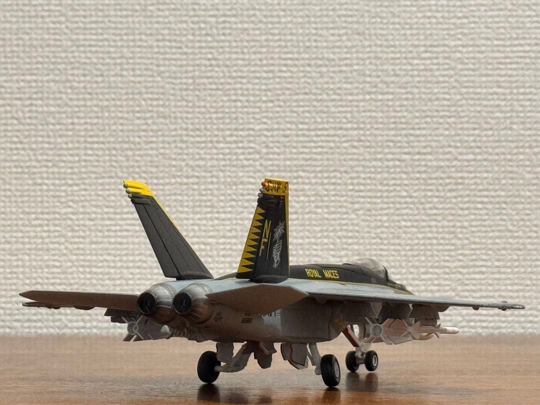航空機・ヘリコプター F/A-18 Hornet VFA-102 VFA-27 1/72