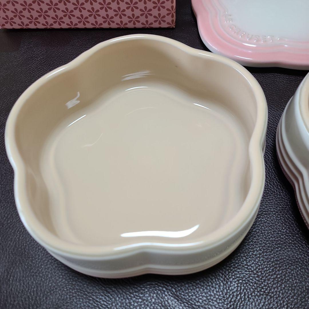 最終値下げ　新品　ル・クルーゼ　スタッキングフラワー