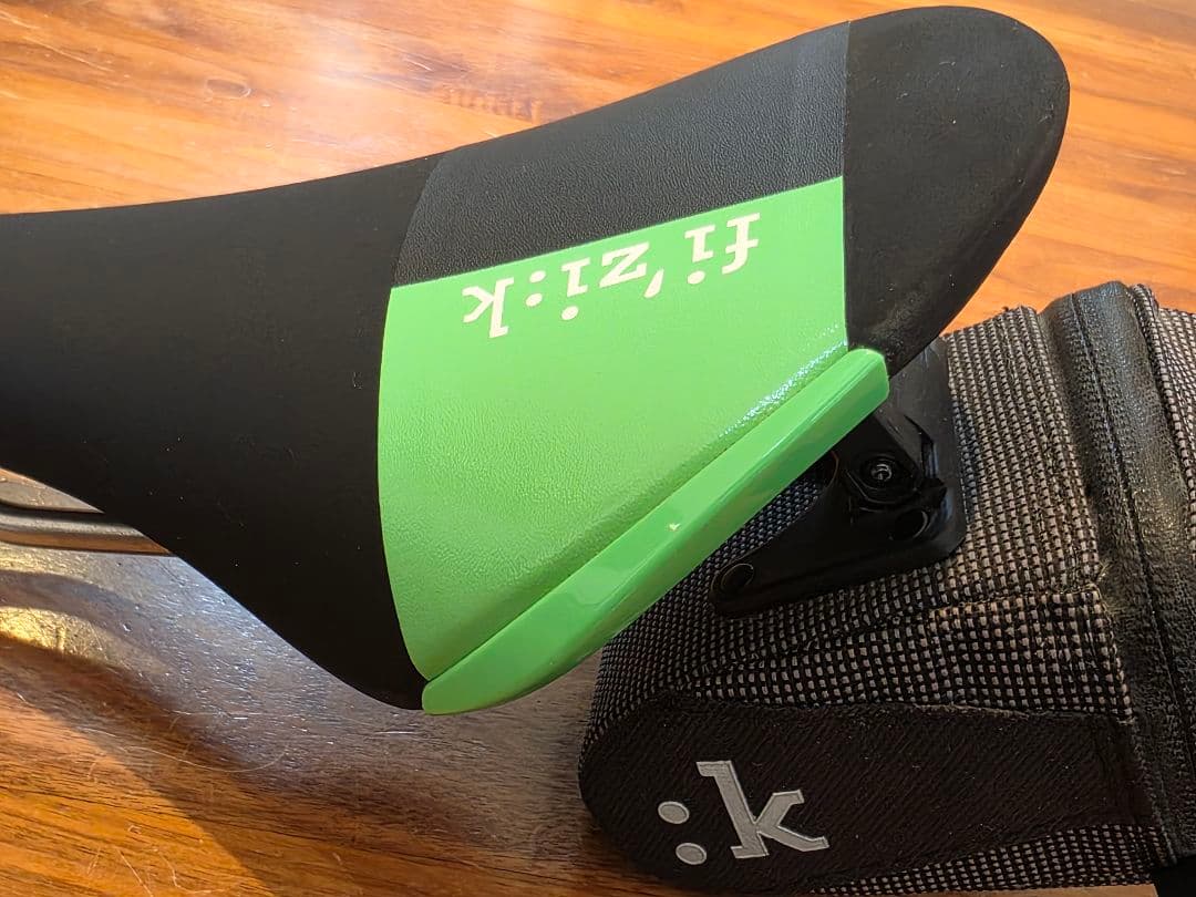 Fizik アリアンテ　ALIANTE　R3　サドル 緑　フィジーク
