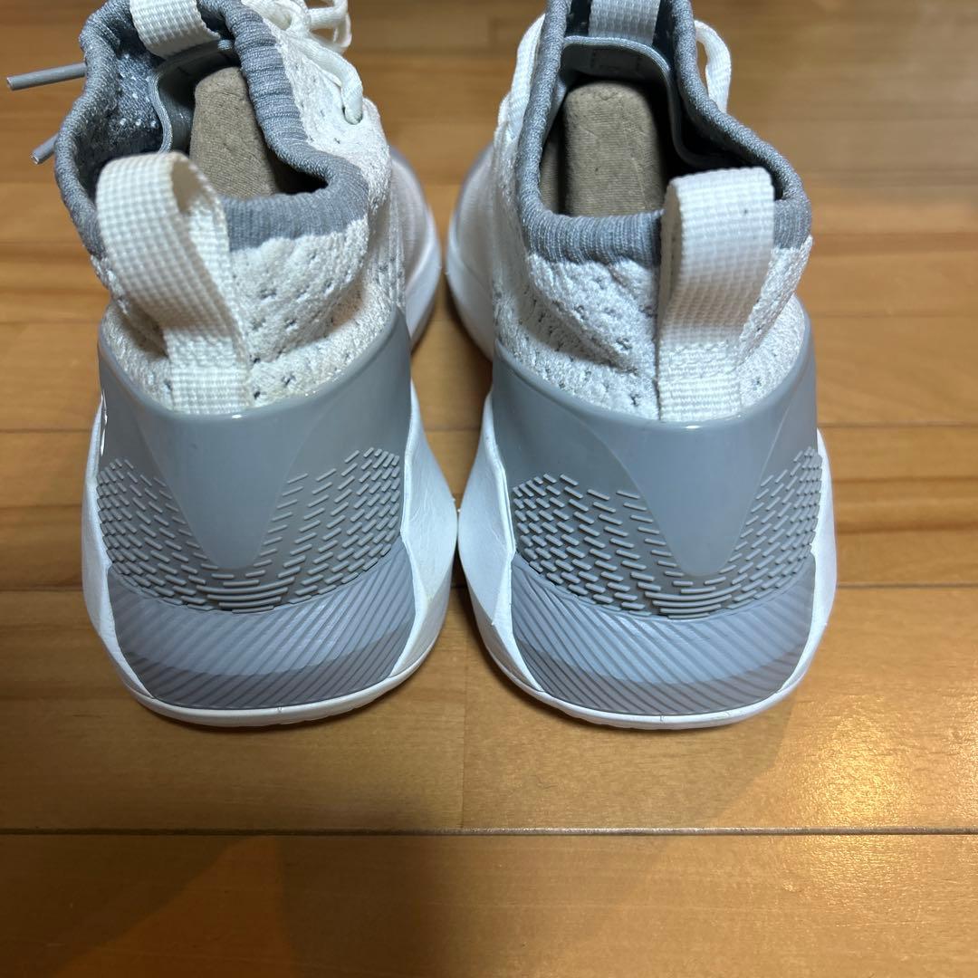 UNDER ARMOUR バスケットボールシューズ ホワイト　ヒートシーカー