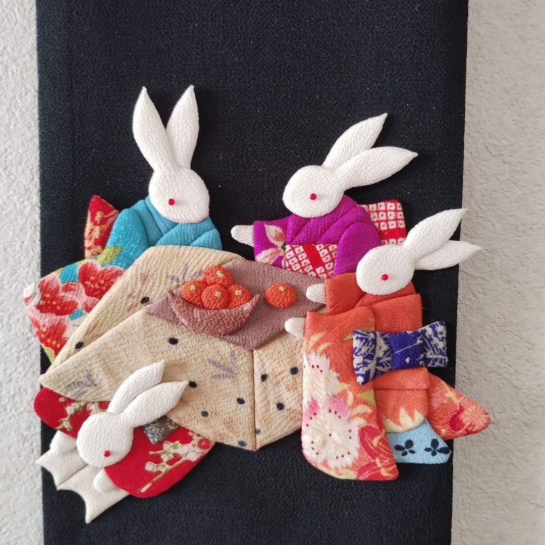独楽を回すうさぎと炬燵うさぎ・押し絵・古布・縮緬細工・タペストリー