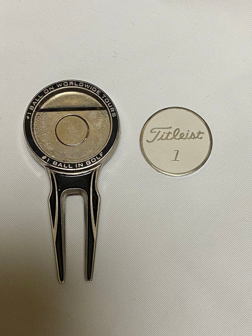 Titleist ゴルフマーカー ティー付き