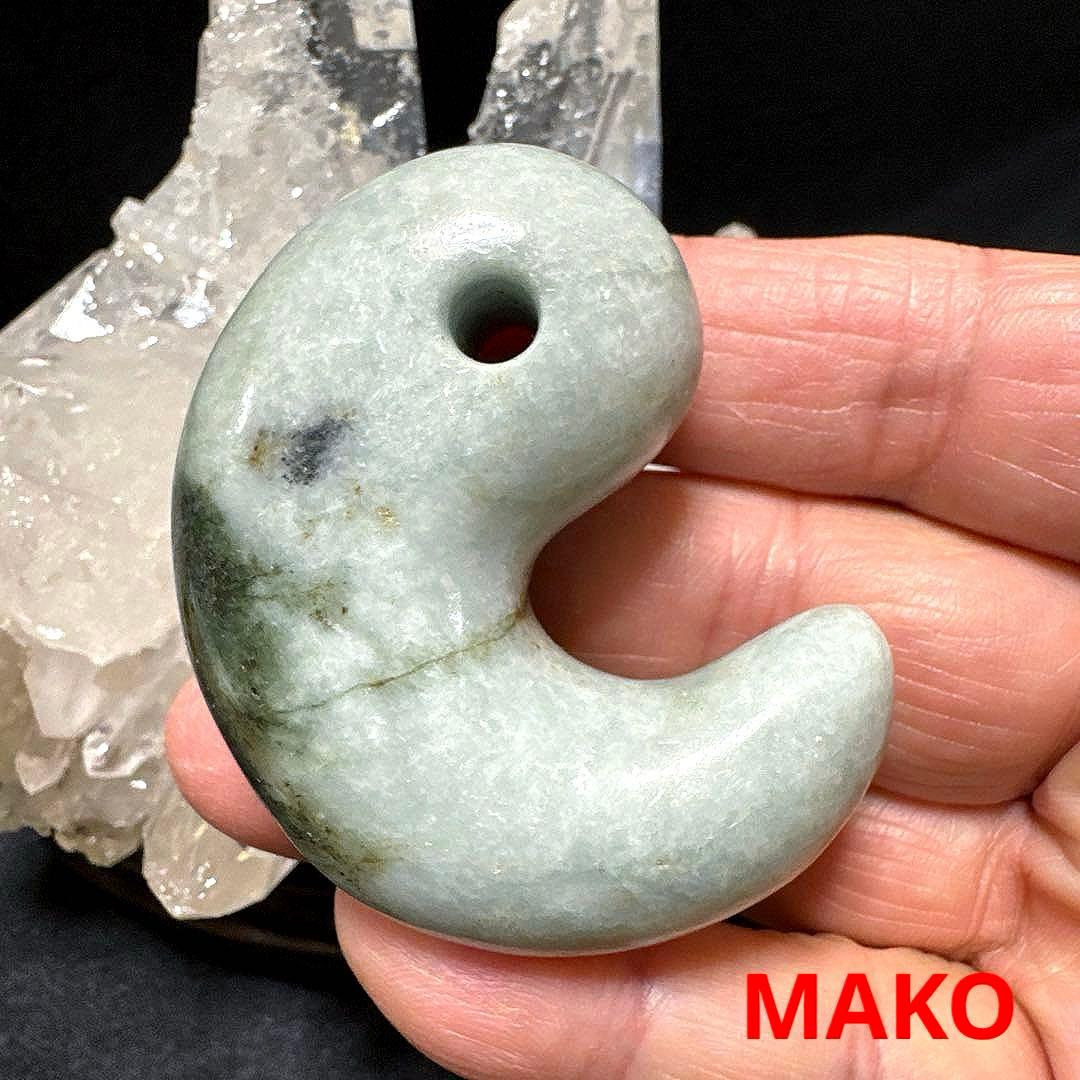M1829☆糸魚川翡翠【勾玉】72g☆天然石　原石☆50306