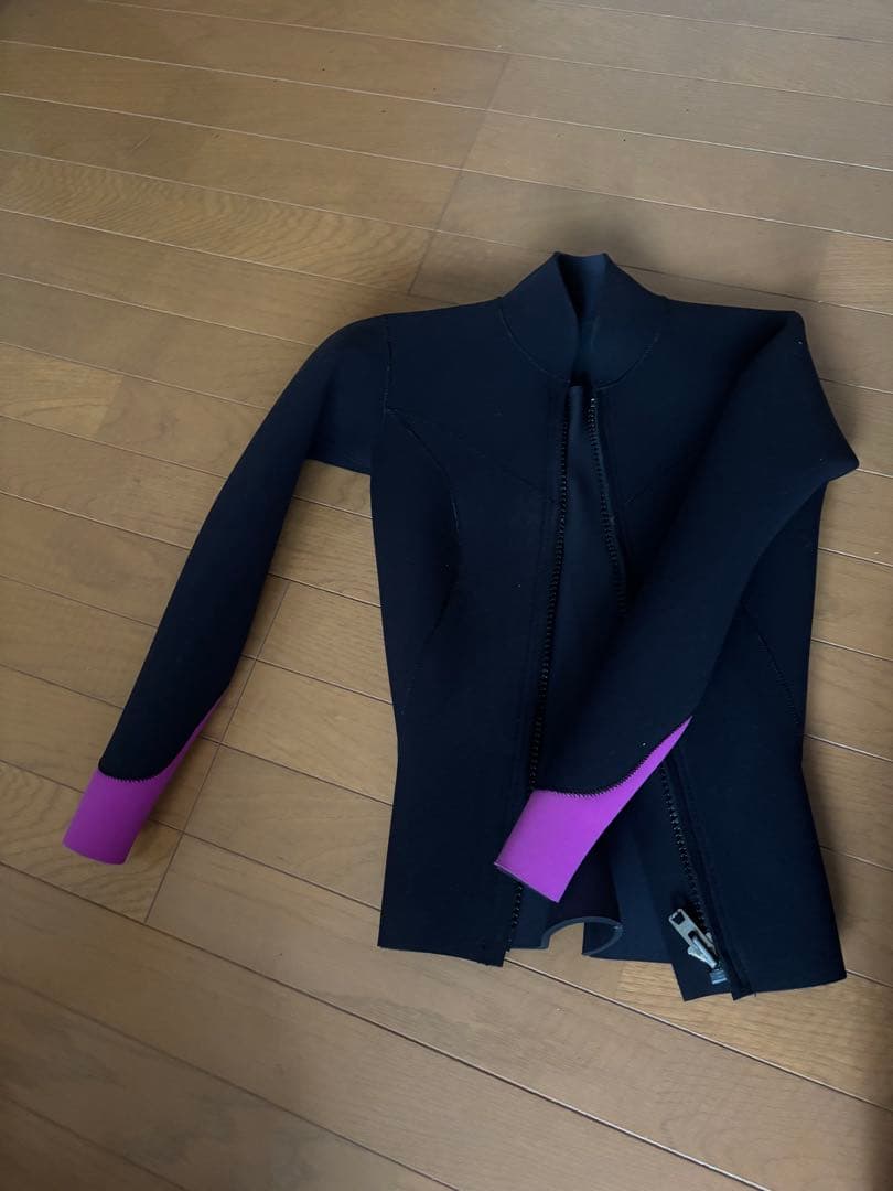 ほぼ未使用　サーフィン用タッパー 黒と紫 フロントジップ