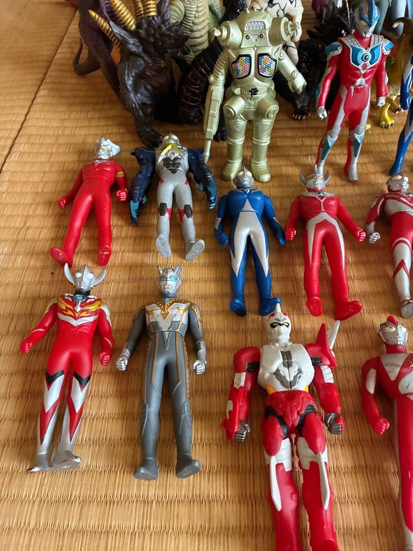 ウルトラマンフィギュアと恐竜フィギュアセット