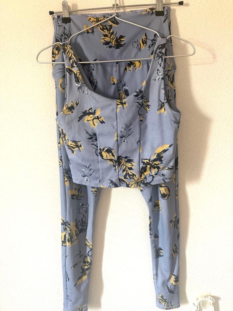 emmi 花柄クロップトップ 上下セットアップ