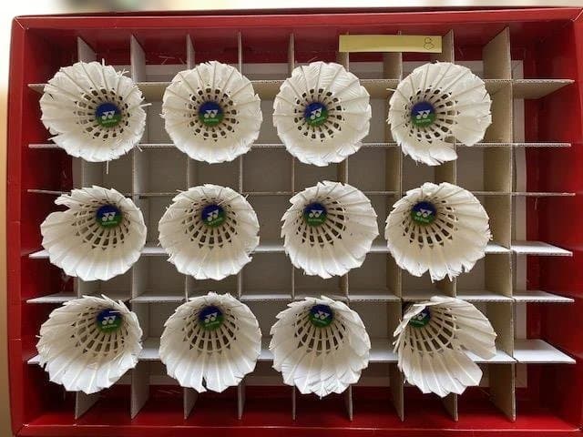 ①中古YONEXシャトルコック（ニューオフィシャル）４番　１２０球