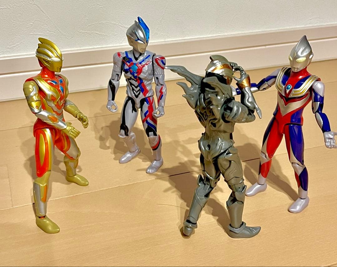 仲良しウルトラマン4人組み アクションフィギュア