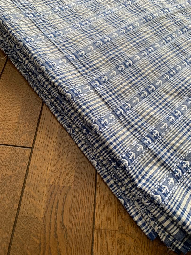 ネイビーとホワイトのチェック柄・いかり柄　シワ加工あり　370cm×120cm
