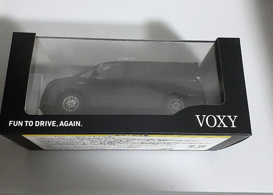 ミニカー　トヨタ　ヴォクシー　ボルドーマイカメタリック