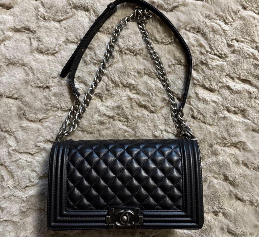 再出品SALE未使用！ノベルティ　レザーキルティング　ショルダーバック　ブラック