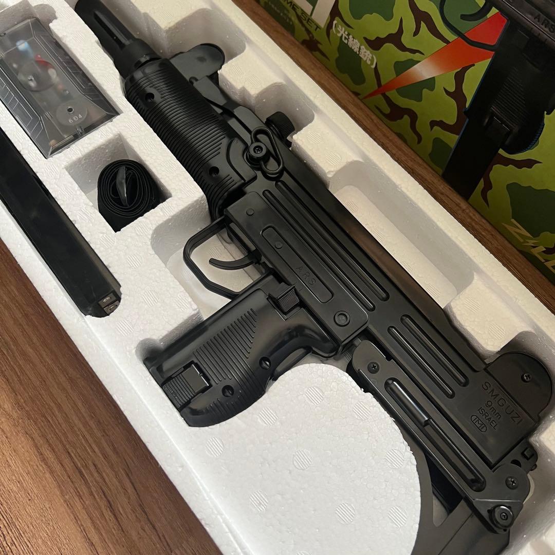 ＵＺＩ　光線銃　１／１スケール　モデルガン　プラモデル　ジリオン　ウージー