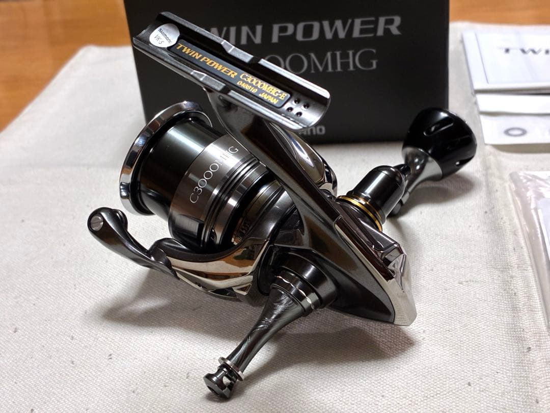 【極美品】シマノ リール24ツインパワーC3000MHG【カスタム品】