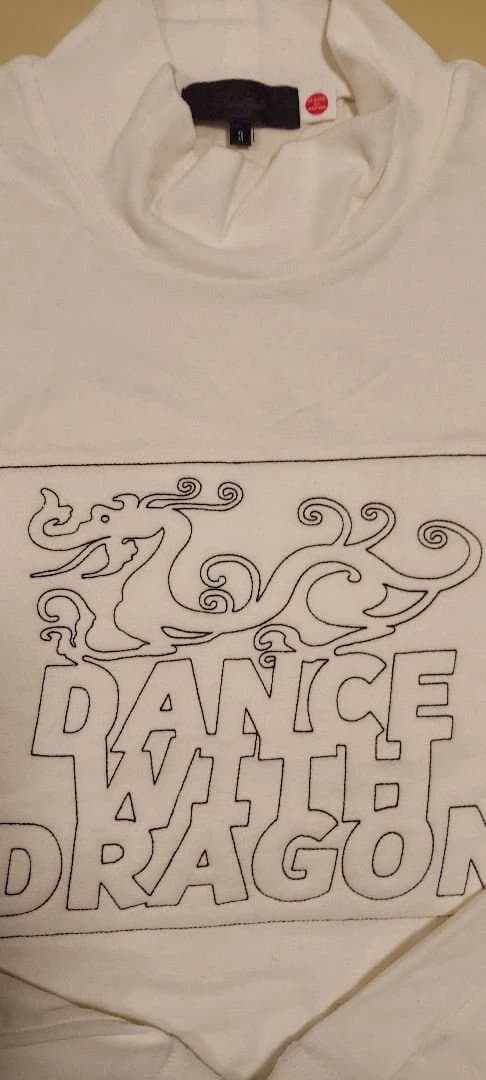 柔らか素材　Dance with Dragon モックネックシャツ　３　白