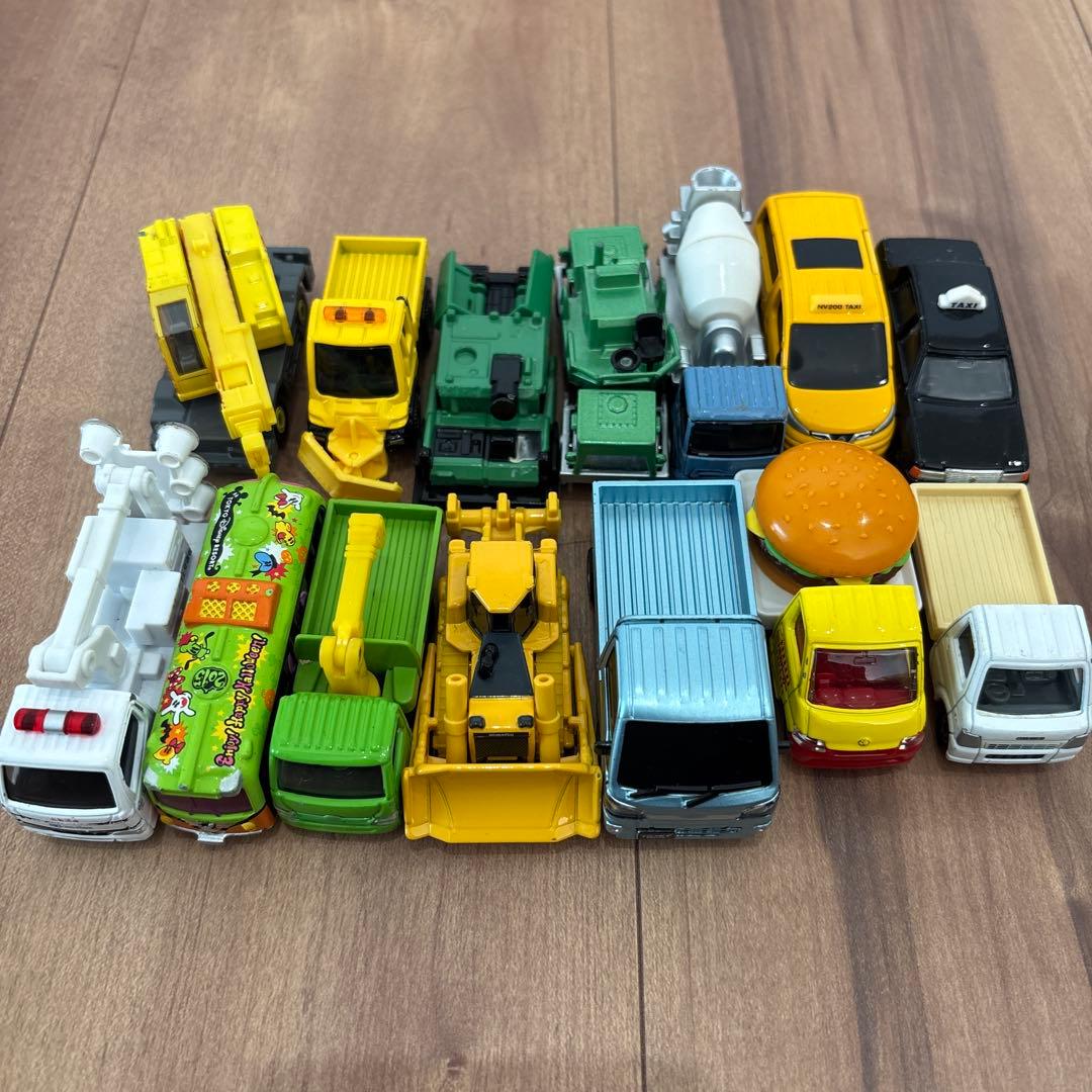 TOMICA トミカ ミニカー他 まとめ売り 106台 パーキングケース2個
