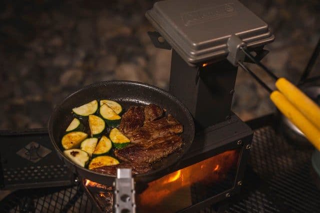 手軽に持ち運べてテーブルにも置けるコンパクトなミニ薪ストーブ