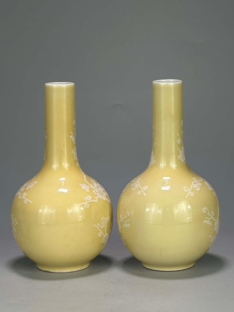 M25S29中国美術　景徳鎮製　黄地堆白梅文瓶　一対　花入　華道具　時代花器