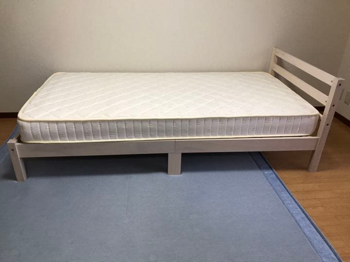 ベッドフレームと、マットレスです。