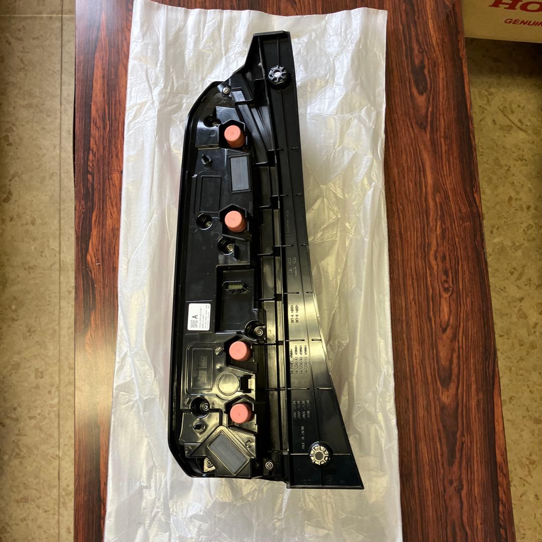 ホンダNBOX 右テールライト きれいです