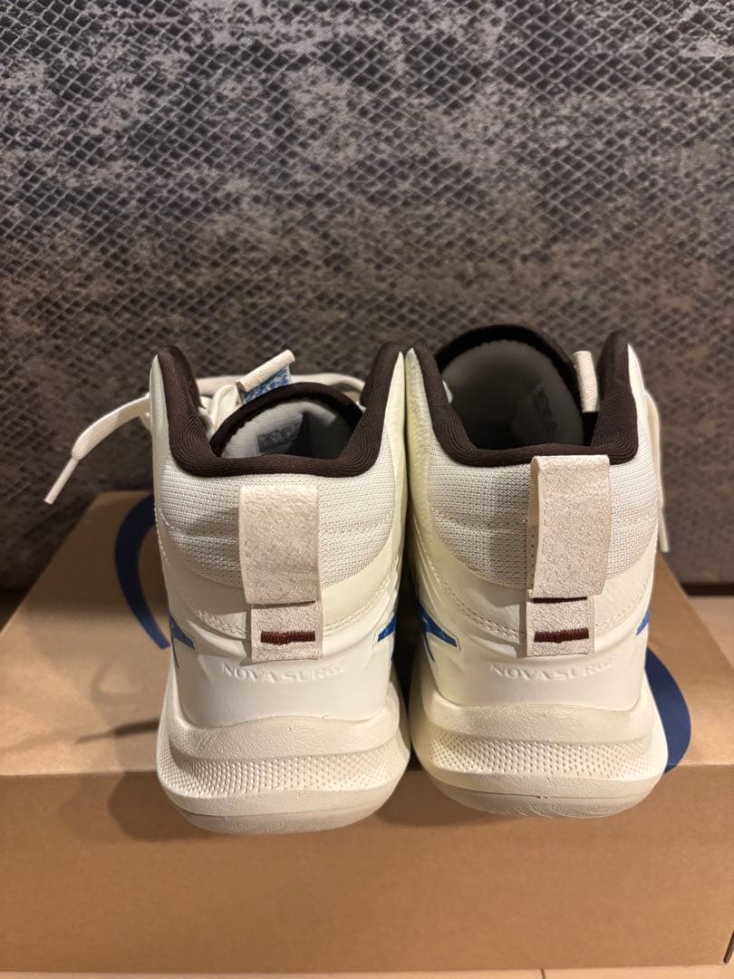 美品ASICS NOVA SURGE3 バスケットボールシューズ　白　箱タグ付き