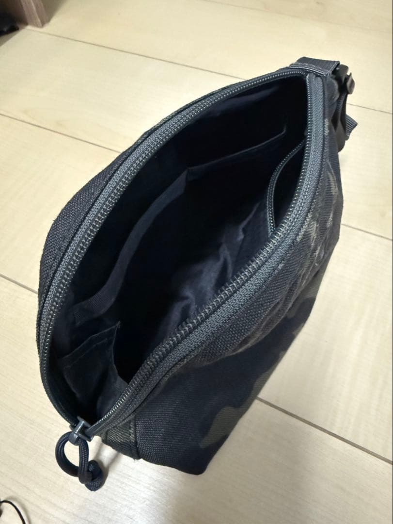 【人気・美品】BRIEFING ラウンドポーチ カモ柄　ゴルフ
